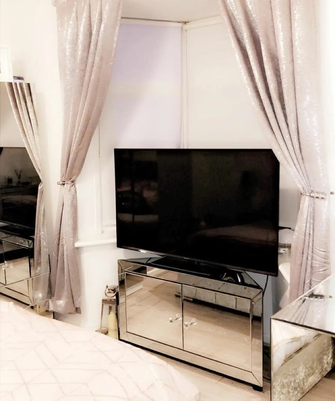 Mirrored TV Cabinet Venetian Design (The boutique factory) 100% Heart Made Products